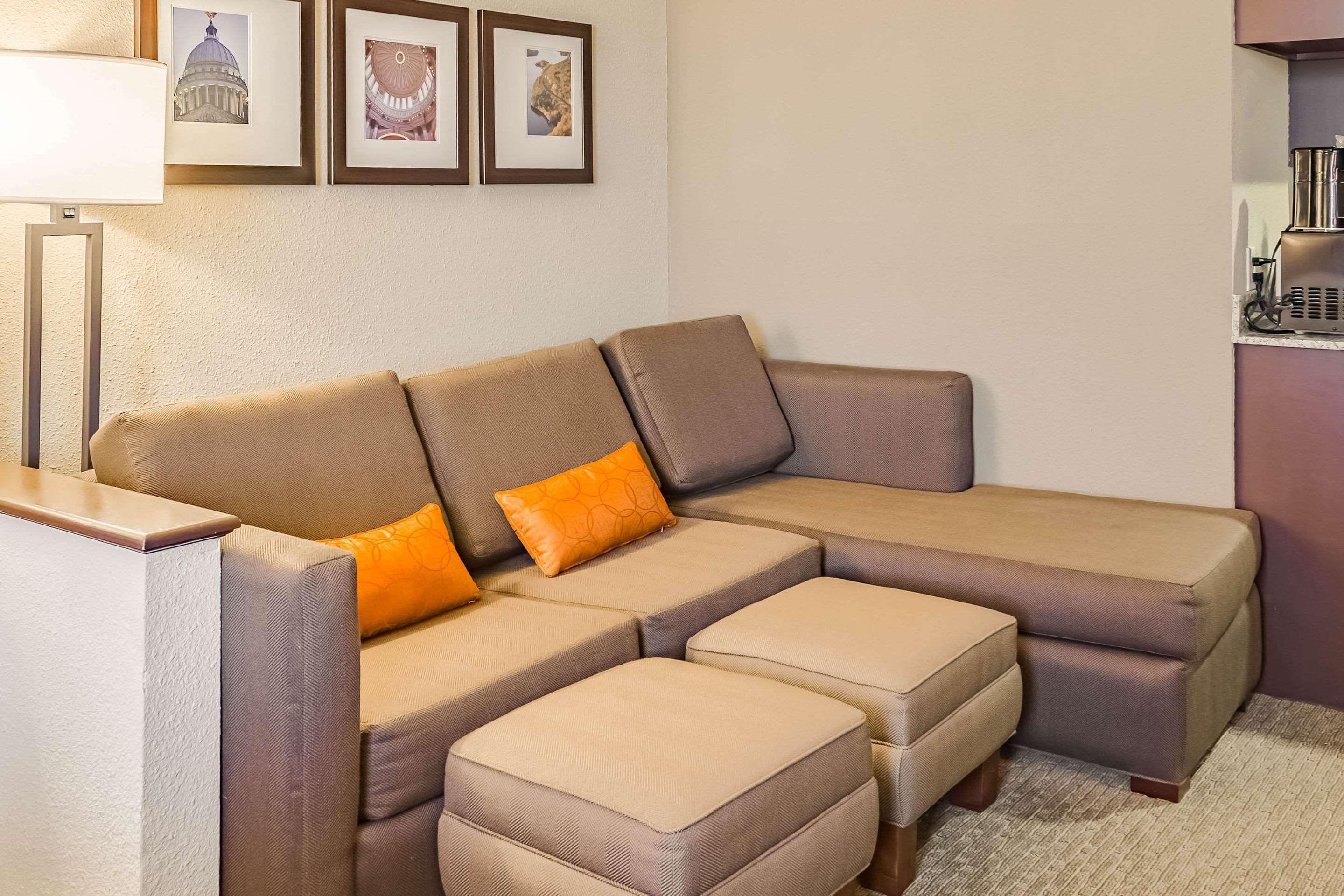 Comfort Suites Хаттисберг Экстерьер фото